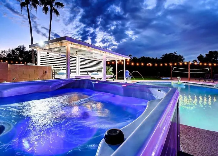 Holiday home 8 Large Bedrooms Heated Pool Sport Court) *