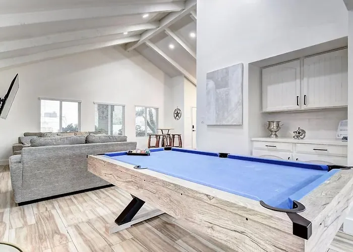 8 Large Bedrooms Heated Pool Sport Court)