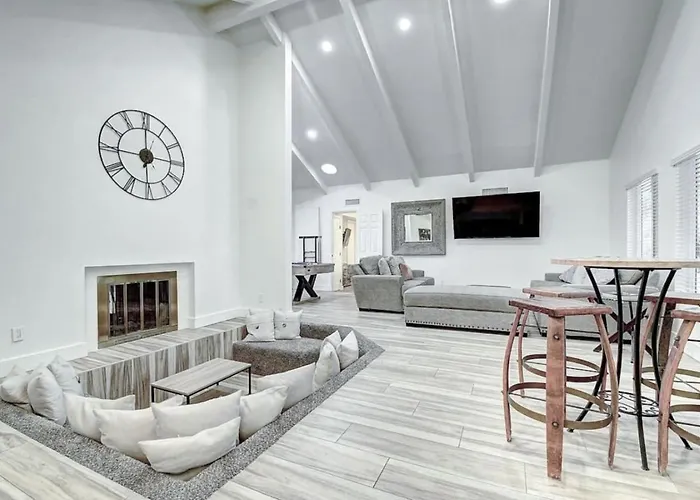 Holiday home 8 Large Bedrooms Heated Pool Sport Court) Scottsdale