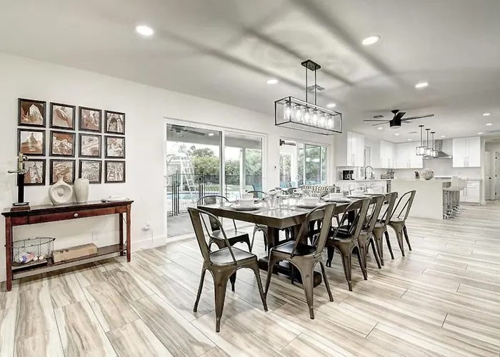 Holiday home 8 Large Bedrooms Heated Pool Sport Court) Scottsdale