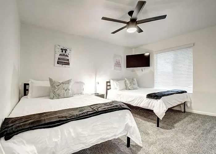 8 Large Bedrooms Heated Pool Sport Court) Scottsdale