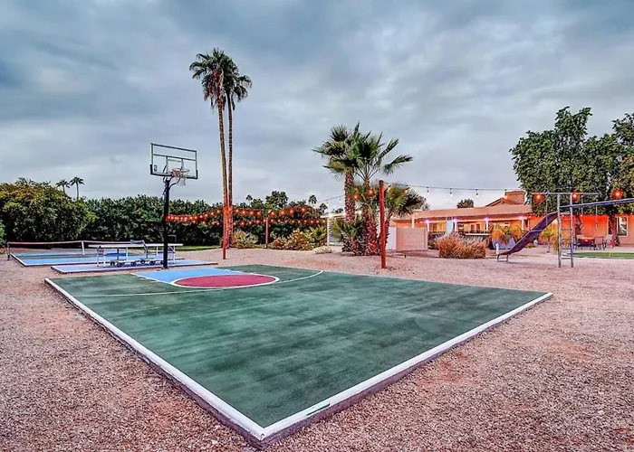 Holiday home 8 Large Bedrooms Heated Pool Sport Court)