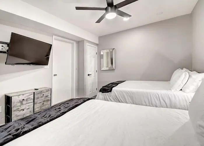 8 Large Bedrooms Heated Pool Sport Court) Scottsdale