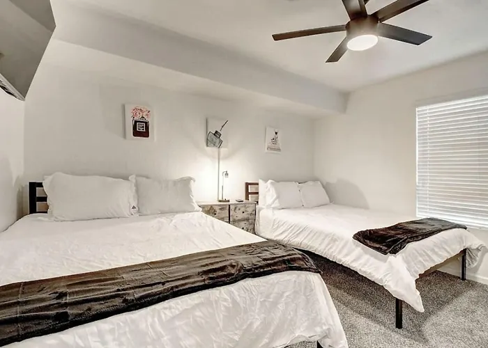 Holiday home 8 Large Bedrooms Heated Pool Sport Court) *