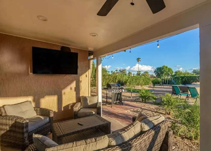 Holiday home 8 Large Bedrooms Heated Pool Sport Court) *