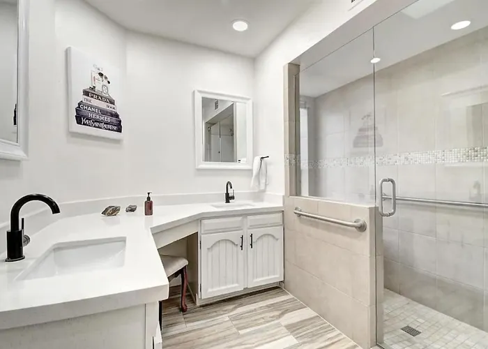 8 Large Bedrooms Heated Pool Sport Court) Holiday home Scottsdale