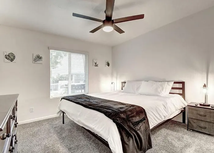 8 Large Bedrooms Heated Pool Sport Court) Holiday home Scottsdale