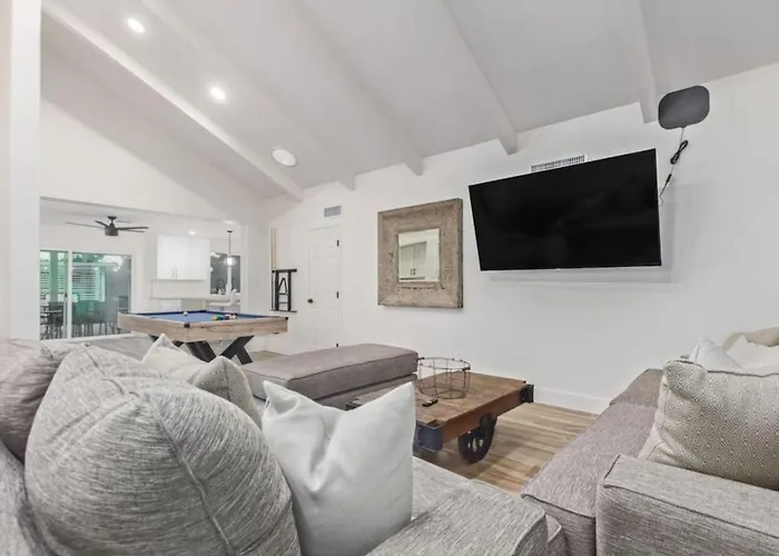 Holiday home 8 Large Bedrooms Heated Pool Sport Court) Scottsdale