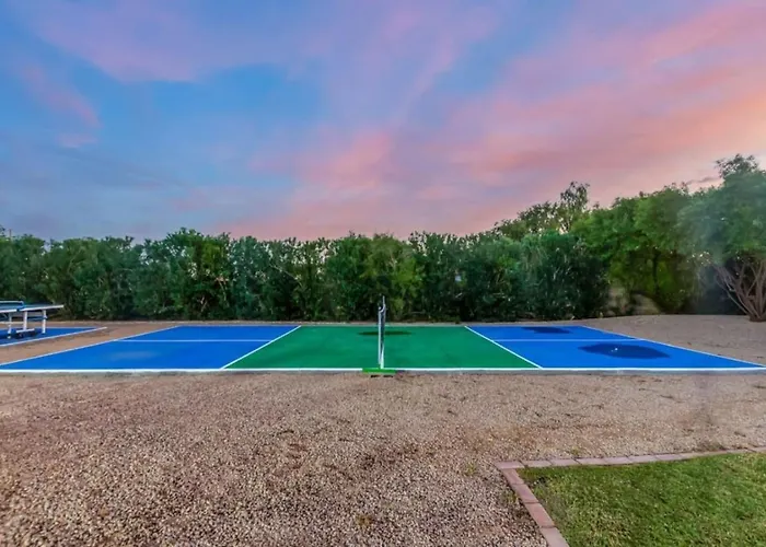 8 Large Bedrooms Heated Pool Sport Court) Scottsdale