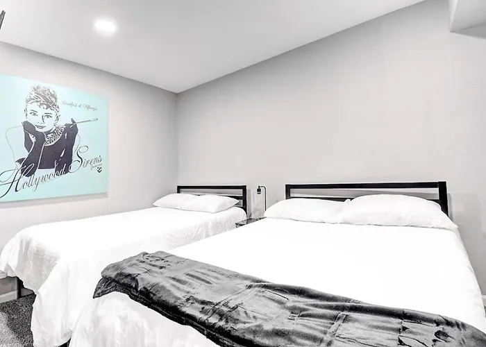 8 Large Bedrooms Heated Pool Sport Court) Holiday home