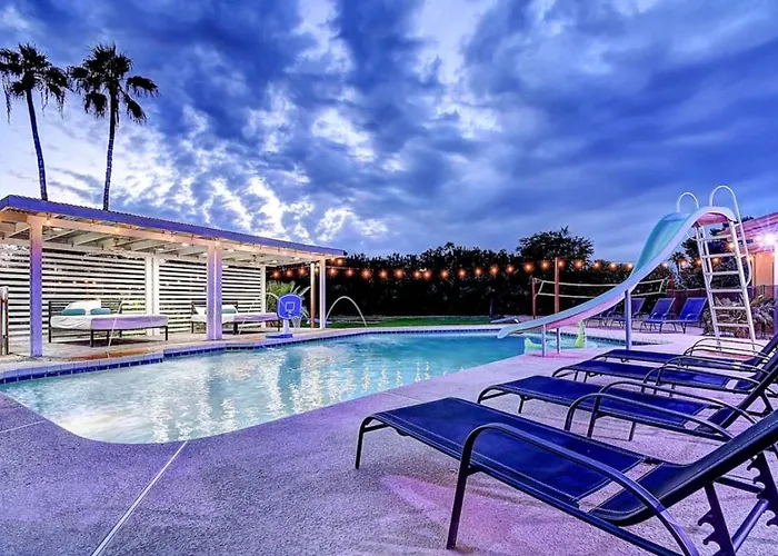 8 Large Bedrooms Heated Pool Sport Court)
