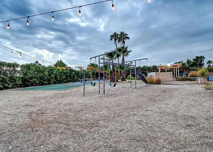 8 Large Bedrooms Heated Pool Sport Court)