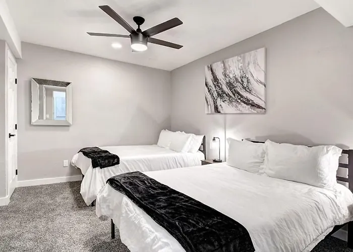 8 Large Bedrooms Heated Pool Sport Court) Holiday home Scottsdale