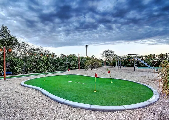 8 Large Bedrooms Heated Pool Sport Court)