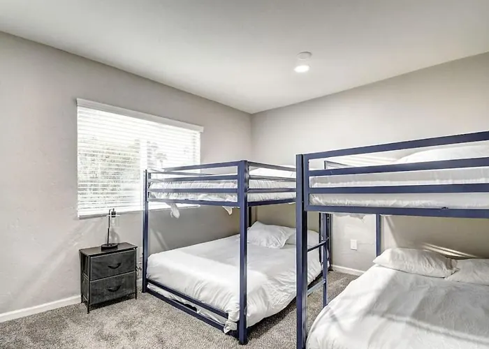 8 Large Bedrooms Heated Pool Sport Court) Scottsdale